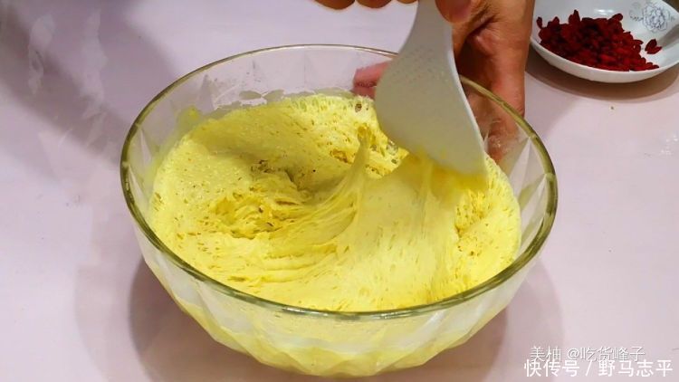 家里有红薯和面粉,就能做发糕,比蛋糕简单好吃,新手一次就成功