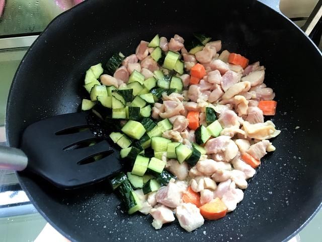 鸡丁|秋天了，吃鱼吃肉不如吃它，软嫩弹牙不上火，配米饭真香啊
