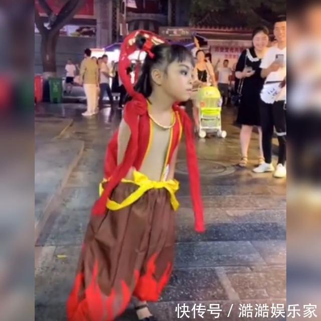 女童模仿哪吒火了，惟妙惟肖似是从动画片里走出，网友哪吒转世