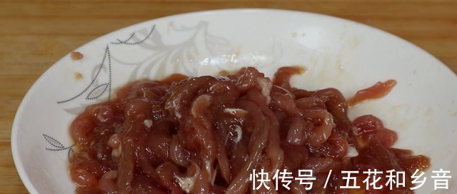 不管炒什么肉，都别直接下锅，大厨教你正确做法，出锅鲜嫩无腥味！
