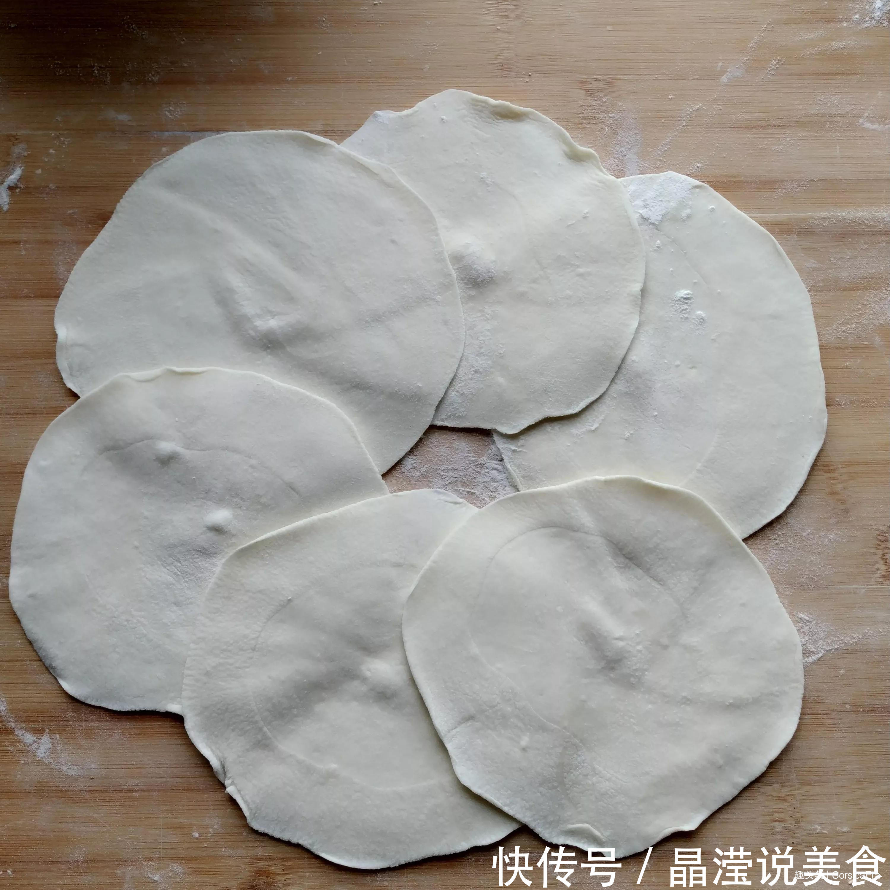 胡萝卜香菇馅饼,颜色金黄,咬一口味道鲜美,香味扑鼻