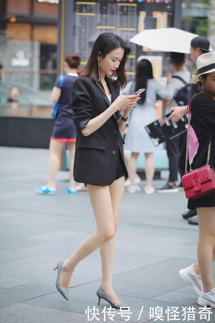 街拍：职业小西装美少妇，下身却是空空如也