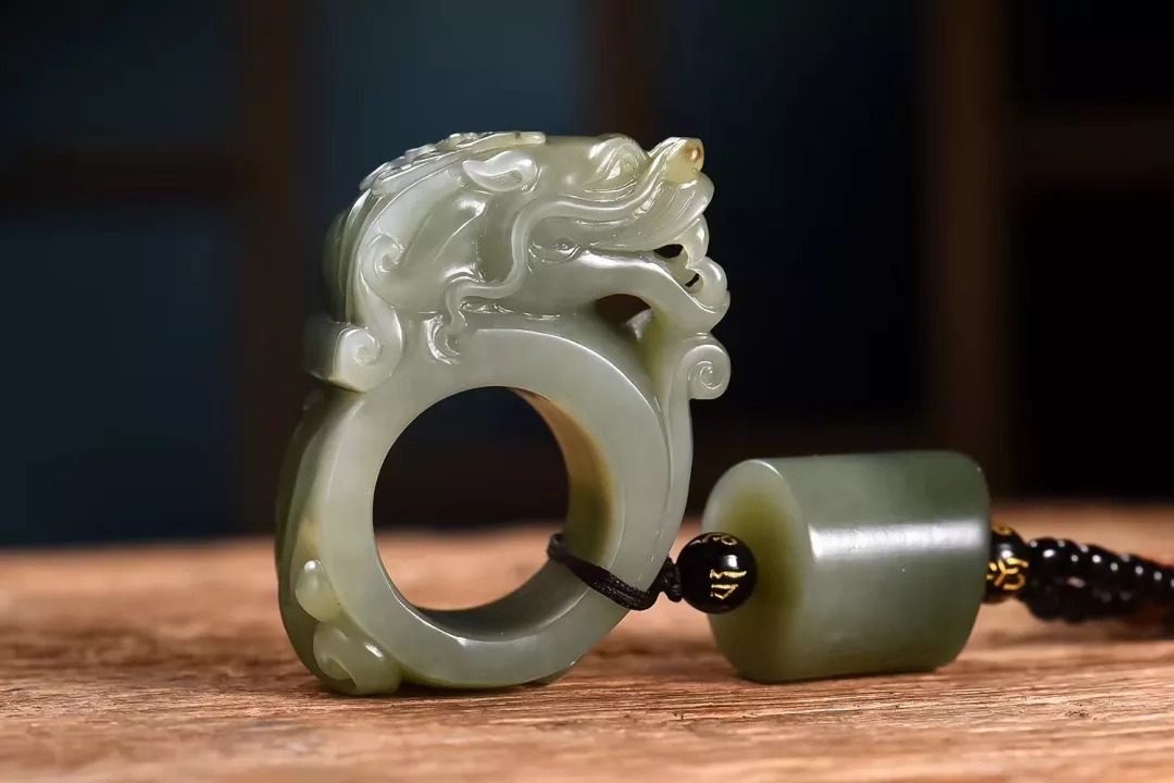 扳指 男人的手里，离不开这四件首饰