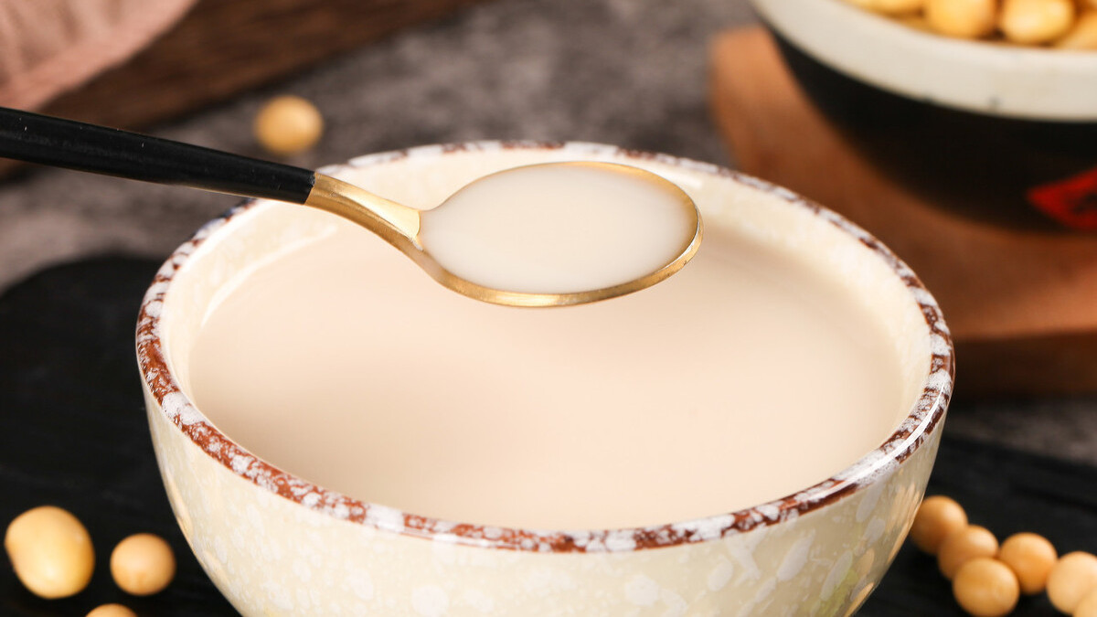 打豆浆时，不要只会泡水，多加2步，豆浆更香醇，无残渣无豆腥