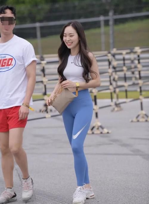 时尚露肩背心，搭配修身瑜伽裤，让小姐姐看起来更加活力四射