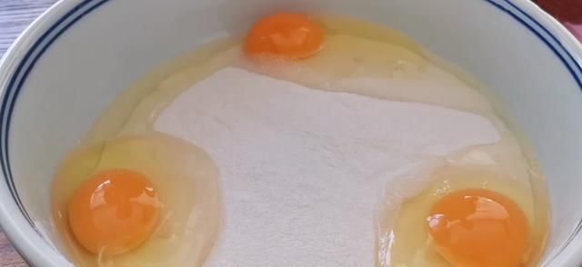 1碗糯米粉，3个鸡蛋，手不沾面，筷子一搅，软糯香甜，比蛋糕好吃