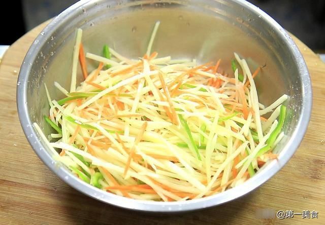 香煎土豆饼|土豆不炖不炒不油炸，3分钟秘制新吃法，香酥柔软，做一盘不够吃