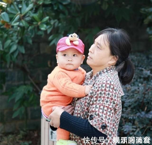 小家伙|孩子坦言更爱奶奶,邻居一再追问原因,孩子这番话让姥姥无地自容