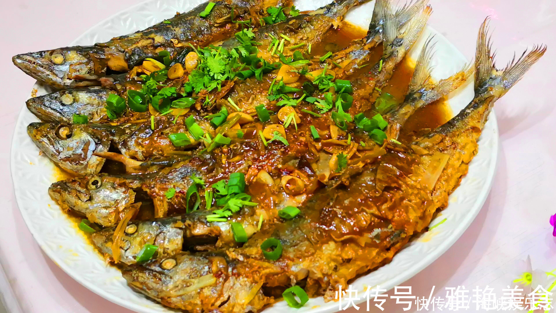 炖鱼时,别加酱油和醋去腥,大厨教我1招,鱼肉又鲜又嫩还不腥气