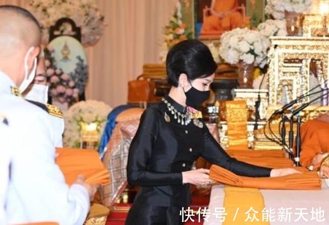 玛哈·!36岁诗妮娜才是真爱,泰王拆掉祖传王冠做项链,只为博美人一笑