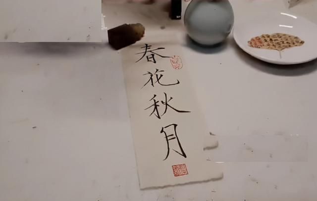 宿舍&大学生打造诗意书桌,写瘦金体锋芒毕露,像古代穿越过来的