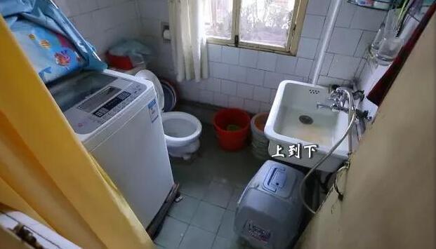 卫生间|60㎡老破屋一半住四代人一半存物,卫生间居然在厨房,狗窝变金窝