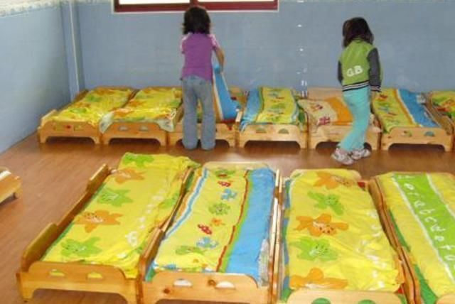 朵朵|孩子幼儿园毛毯被偷,宝妈在单元楼口立牌,没一句脏话却句句扎心