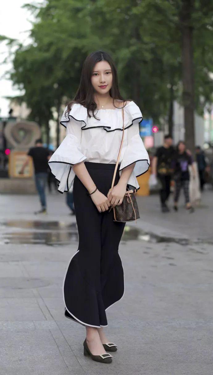 街拍:美女身穿水蓝吊带连衣裙搭配高跟拖鞋,时髦指数飙升