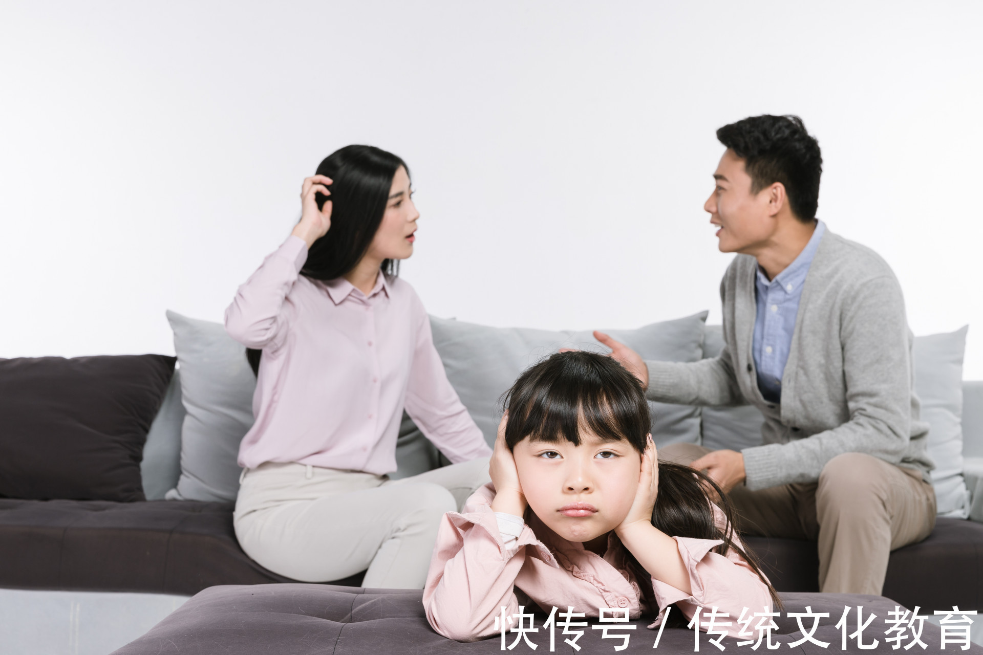 父母|当孩子发脾气时,不用打不用骂,做好三点才是正确的教育方法