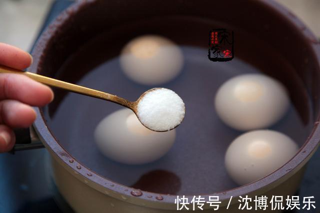 鸡蛋别直接用清水煮,多加2步,不炸裂,蛋壳还一剥就掉