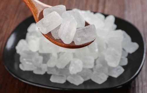 炒糖色怎么做才更红亮？做好“四步”，糖色红亮不发黑，味道不苦