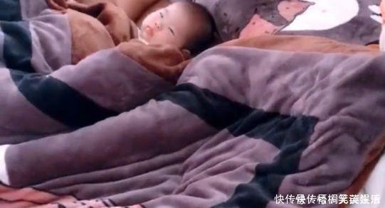 爸爸|爸爸哄娃自己先睡着了,还鼾声连天,宝宝无奈的小表情太萌