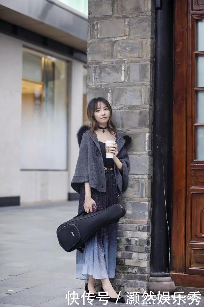 美女脚上搭配一双波点的尖头高跟鞋,俏皮又时尚,显得青春又靓丽