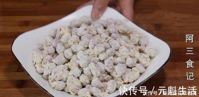 花生米|花生米最好吃的做法,加2个鸡蛋,太香了,我家一周吃3次,超解馋