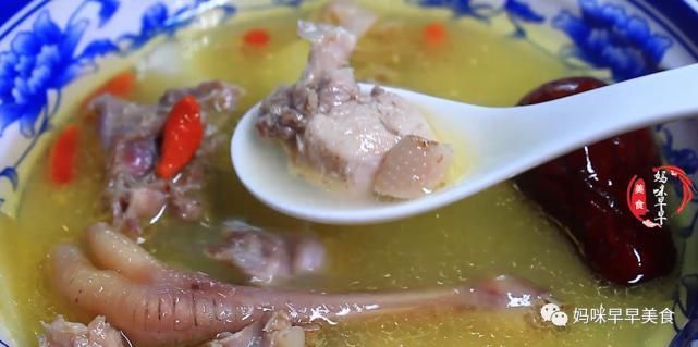 金黄|炖鸡汤别直接下锅,大厨教你2招,颜色金黄浓白,无腥味特鲜美