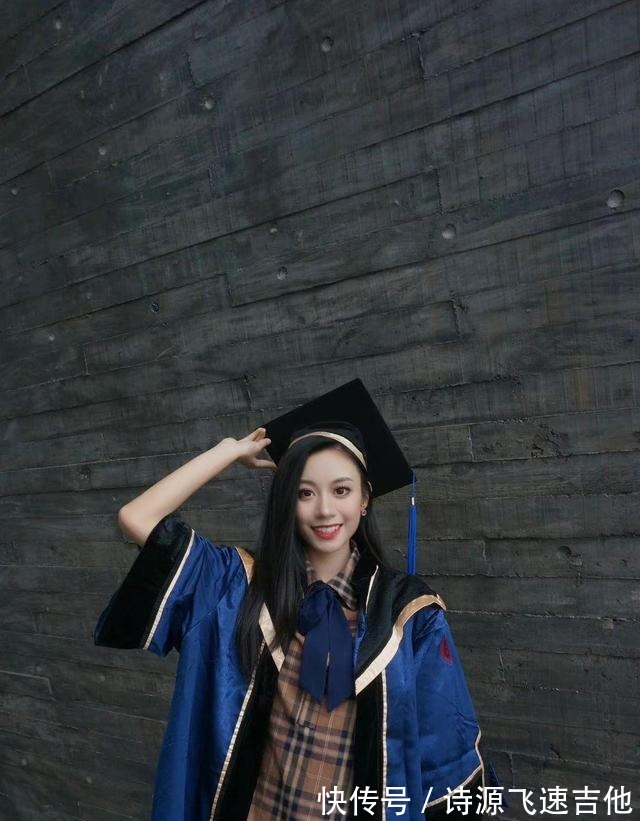 灯灯曝光好声音签约模式,冠军不签约就得给钱,还好单依纯跑得快