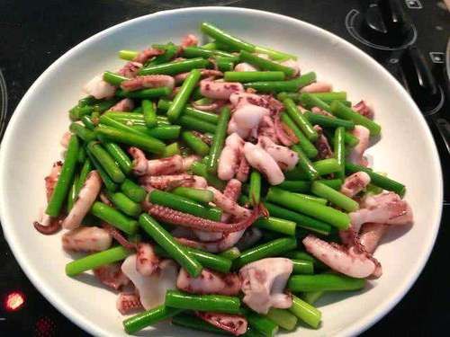 美食推荐：香辣滑嫩鸳鸯豆腐，鱿鱼须炒蒜薹，杏鲍菇炒牛肉，孜然烤虾