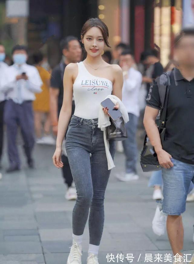 小白鞋 牛仔裤塞进袜子?想象限制了你的穿搭,着实让人大开眼界!