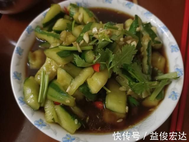 高温|带男友回家,爸爸顶着高温用柴火烧菜,吃完饭后男友留下2千元