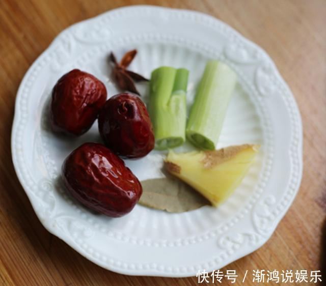 蘑菇|鸡汤别清炖,加点蘑菇提鲜味,加点骨棒提味道