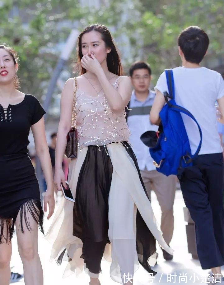 亮片|初秋穿搭别太单调，亮片短衫+条纹半身裙，尽情演绎假日浪漫风情