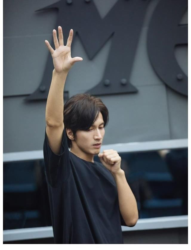 訓(xùn)練照|言承旭訓(xùn)練照曝光，44歲男神狀態(tài)清爽帥氣依舊，努力訓(xùn)練神情專注