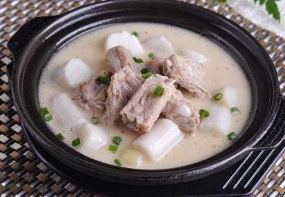 炖排骨|炖排骨汤,先焯水或者直接炖都不对,学会正确做法,肉软汤鲜