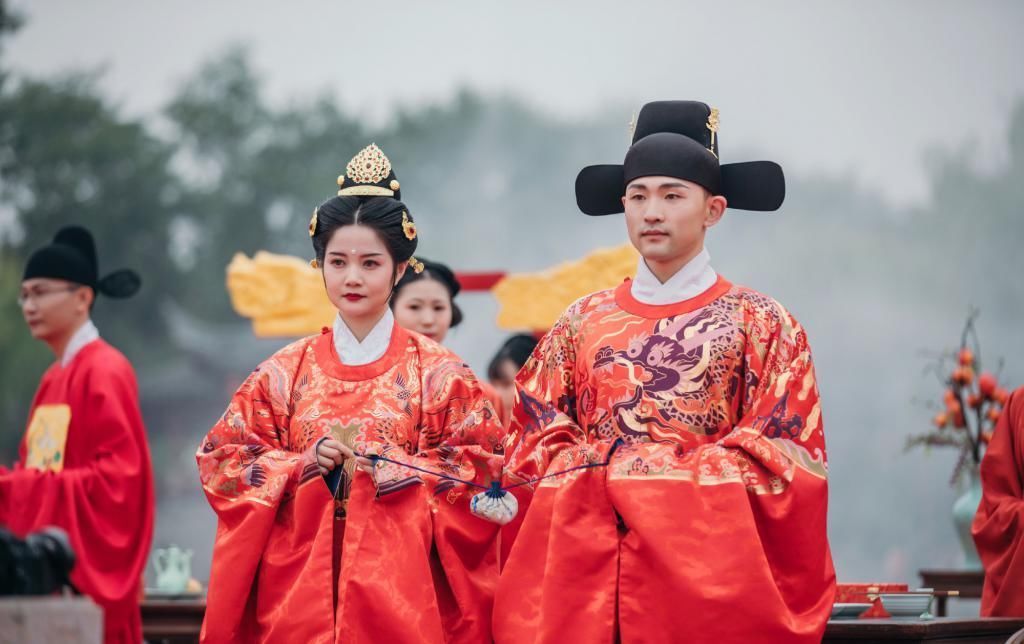 中国女孩的嫁衣,不该只是西方的婚纱,更应该是传统的凤冠霞帔!