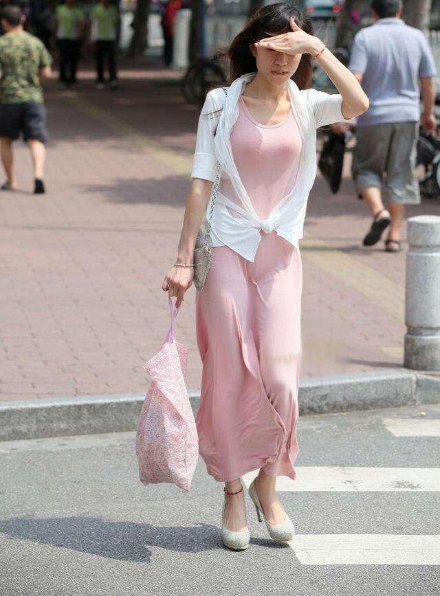 高跟鞋|街拍:美女很会穿着的,粉嫩长裙搭配银色高跟鞋,特别优雅端庄!