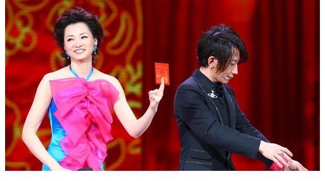 12年了，董卿的“托王”位置終于后繼有人了，她托得真好