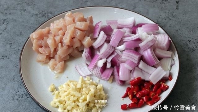 洋葱和鸡肉搭配这样做,特别开胃下饭,吃过一次的人还想吃第二次