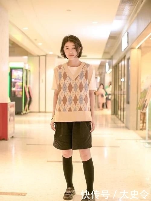 街头时尚个性穿搭,狗狗图案牛仔外套增添可爱,碎花连衣裙显气质