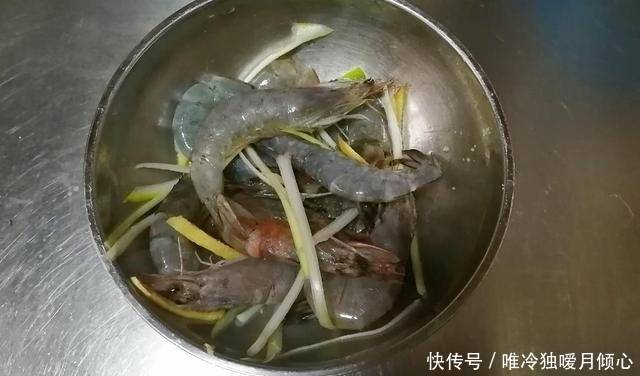 营养|大虾此样做,像薯条一样口感焦酥,营养美味,不剥虾皮就能吃