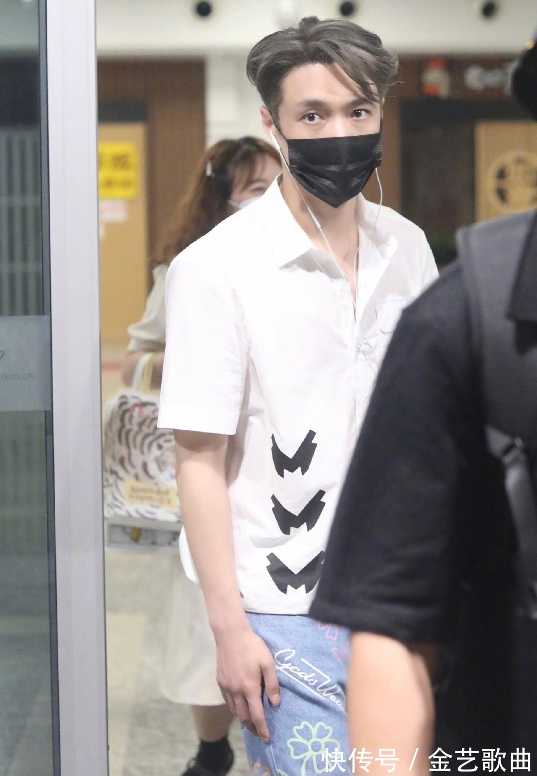 犯规|《向往5》热度未消,张艺兴就开录另一档综艺,新发色帅到犯规