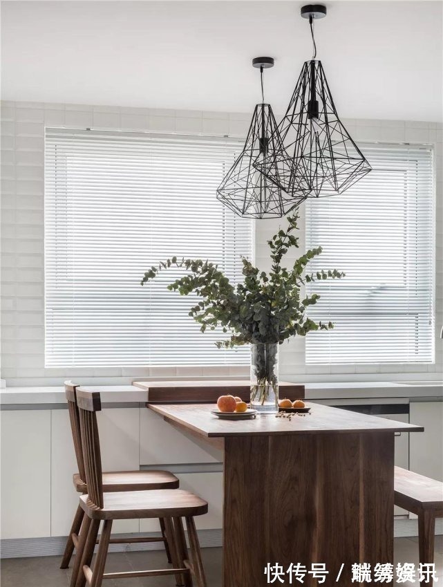 灰色调|143平简约四居室,水泥灰和原木风的家具打造的空间,让人羡慕