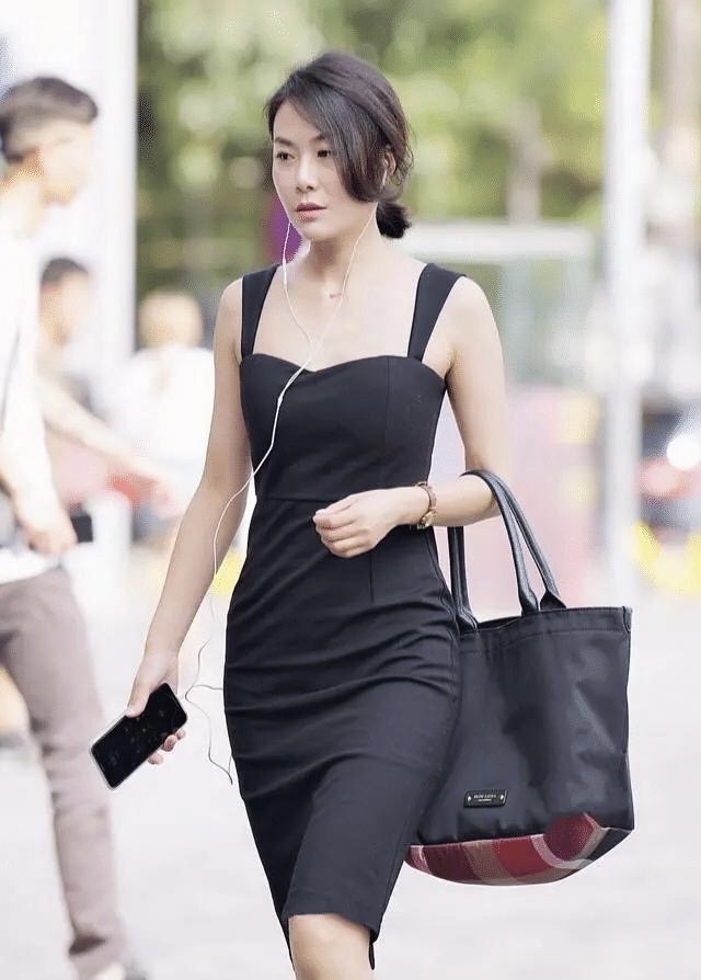 飘逸 黑色包臀连衣裙配高跟的精致穿搭，演绎女性的高贵典雅之美