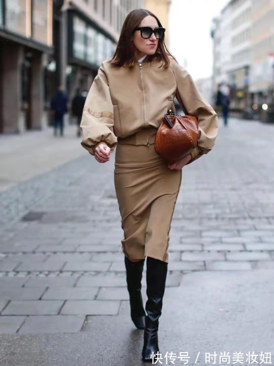 工装裤|50岁女人尽量少穿“牛仔裤”,学她不扮嫩、不花哨,气质满分