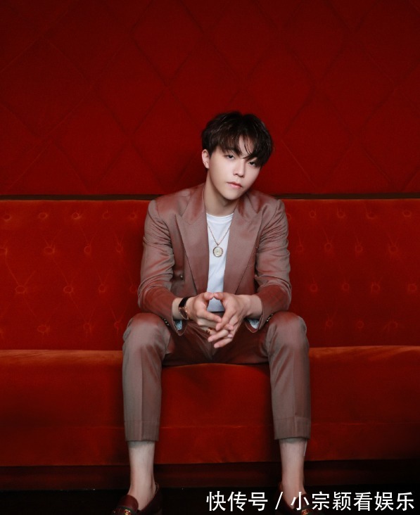 休閑服|陳立農(nóng)活動(dòng)造型，白色玫瑰印花套裝顯干凈氣質(zhì)，展現(xiàn)青春少年模樣