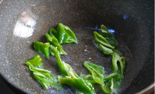 下饭|和黑木耳是绝配,这样炒开胃又下饭,冬天要多吃