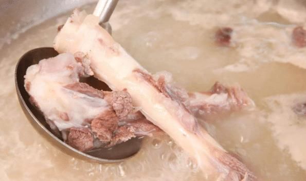  炖羊肉汤，用开水还是用冷水？牢记正确做法，羊汤浓白鲜香无膻味