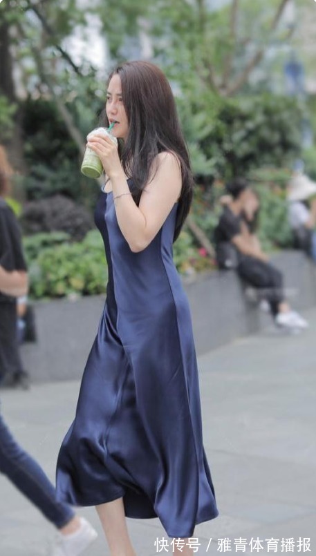 连衣裙 藏青色丝滑吊带连衣裙的穿搭,整体穿搭清新靓丽,彰显外在美