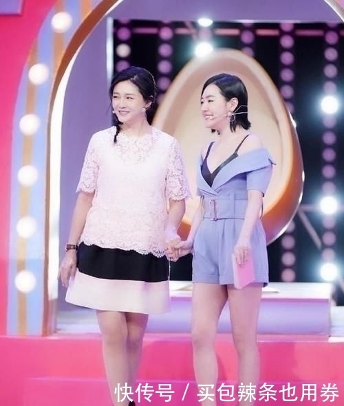 百褶裙|44岁大S素颜吓人网友这个大妈是谁针织衫+百褶裙超时髦