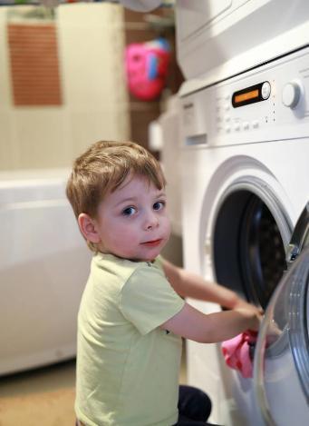 马桶|宝妈在洗手间刷马桶,宝宝前去帮忙却被推开,一声惨叫令其后悔