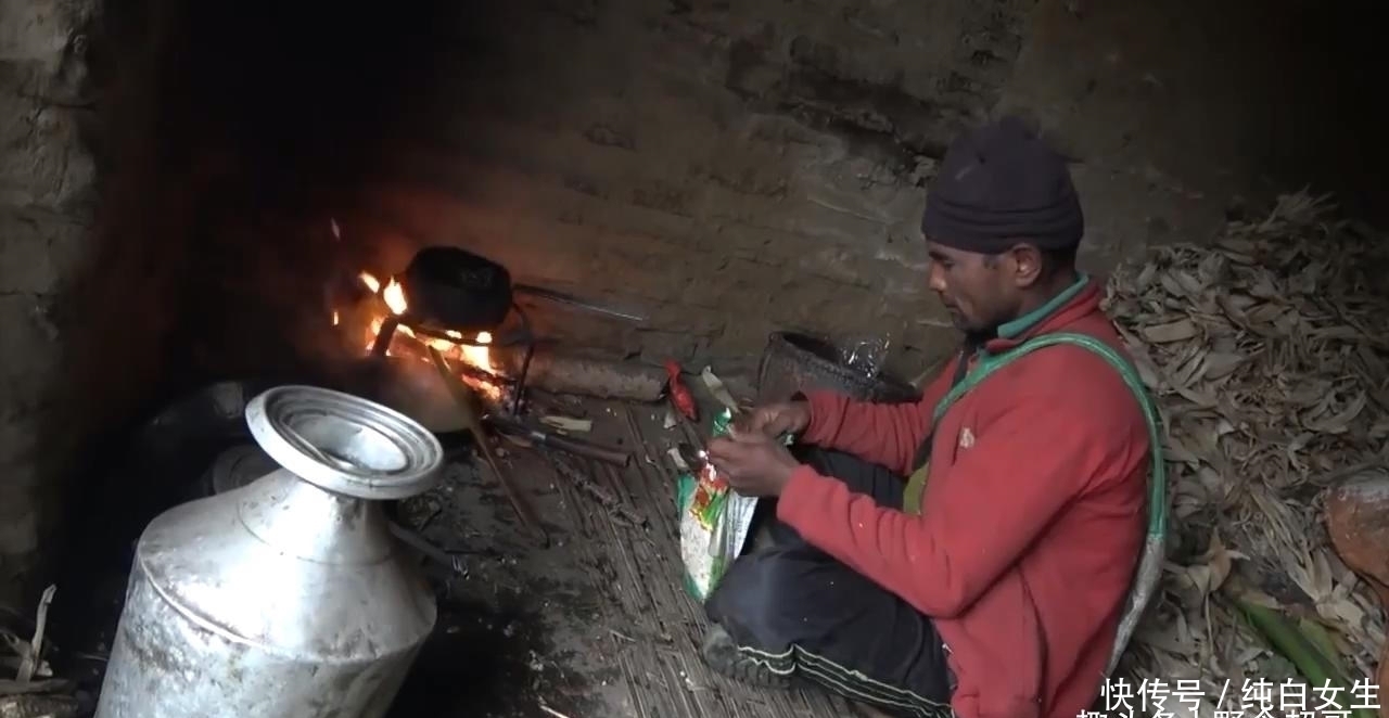 尼泊尔山区穷人的生活，只炒一个青菜，大人吃玉米糊小孩吃大米饭